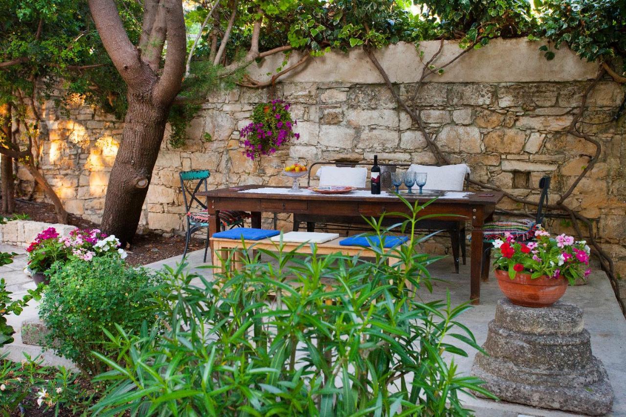 בית הארחה Malya 	Cecilias Courtyard מראה חיצוני תמונה